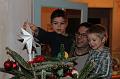 2013-12-14 Zelie mange du pain, les garcons decore le sapin 026